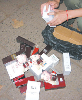 &ldquo;高檔化妝品&rdquo;低價(jià)賣 謊言戳破落荒而逃(圖) _新聞中心_中國江蘇網(wǎng)